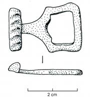 BTA-4006 - Bouton à anneaubronzeTPQ : 1 - TAQ : 200Bouton à anneau dont le disque est remplacé par une barrette transversale, avec décor d'impressions obliques ; l'anneau est de forme quadrangulaire.