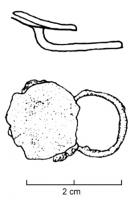 BTA-4014 - Bouton à anneaubronzeTPQ : 1 - TAQ : 200Bouton à anneau à disque plat et lisse (recouvert d'une couche d'émail rouge ?); anneau circulaire.