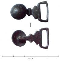 BTA-4024 - Bouton à anneaubronzeTPQ : 1 - TAQ : 200Bouton en cupule creuse au revers, tige marquée de deux élargissements sucessifs, rejoignant une large bélière rectangulaire.