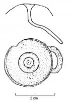 BTA-4028 - Bouton à anneaubronzeTPQ : 1 - TAQ : 100Bouton à anneau à disque légèrement bombé et creux par-dessous, orné de cercles concentriques ; anneau circulaire déporté sur le côté.