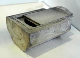 BTE-4007 - Boîte en section de cylindreivoireBoîte allongée, aux angles chanfreinés, reproduisant la forme générale d'exemplaires en ivoire; couvercle plat coulissant dans une glissière, avec en façade un motif en accolade pour faciliter sa manipulation. Le dispositif de fermeture est souvent protégé par une plaque en tôle de bronze.