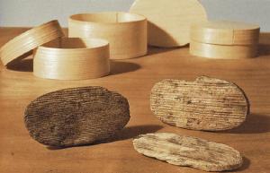BTE-4009 - BoîteboisBoîte ovale, avec un fond rigide en résineux et une paroi verticale faite d'un feuillard très peu épais
