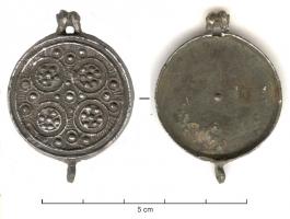 BTE-9007 - BoîteargentPetite boîte métallique, à pans obliques, couvercle articulé par une charnière avec un fermoir à l'opposé.