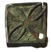 BTS-4010 - Boîte à sceau rectangulairebronzeTPQ : 100 - TAQ : 250Boîte à sceau rectangulaire, couvercle à parois débordantes ; décor émaillé en forme de fleuron à 4 pétales, point d'émail au centre ; les écoinçons sont eux aussi émaillés.