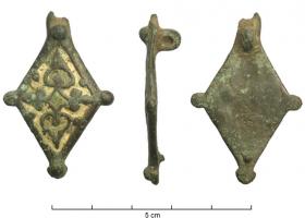 BTS-4056 - Boîte à sceau losangiquebronzeTPQ : 100 - TAQ : 300Boîte à sceau coulée de forme losangique, avec pointe de calage à la base du couvercle plat, ergots aux angles (en fort relief sur l'axe vertical) ; face externe creusée d'émaux champlevés avec deux paires de feuilles symétriques de part et d'autre d'un carré à côtés concaves.