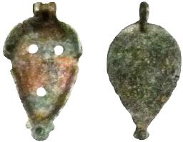 BTS-4117 - Boîte à sceau en forme de gouttebronzeTPQ : 1 - TAQ : 150Boîte à sceau en forme de goutte, au fond percé de 3 trous non cerclés ; articulation à 3 ou 5 charnons (2 sur le couvercle et 1 à 3 sur la boîte) ; le couvercle est entièrement plat (pointe de calage au revers) et lisse.