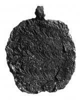 BTS-4121 - Boîte à sceau circulairebronzeTPQ : 50 - TAQ : 100Boîte à sceau circulaire, couvercle plat et mince, entièrement recouvert d'un décor niellé : trois bandes horizontales de guirlandes ou 