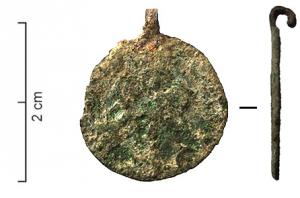 BTS-4216 - Boîte à sceau circulairebronzeTPQ : 1 - TAQ : 150Boîte à sceau circulaire, couvercle plat et mince, apparemment lisse (inorné).