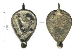 BTS-4232 - Boîte à sceau en forme de gouttebronzeTPQ : 100 - TAQ : 250Boîte à sceau en forme de goutte, couvercle plat creusé de loges d'émail : motif cordiforme ; à la base, bouton terminal avec pointe de calage au revers.
