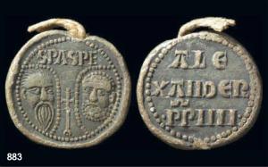 BUL-7001 - Bulle pontificaleplombTPQ : 1254 - TAQ : 1261Disque épais en plomb, perforé pour le passage de rubans, et frappé au nom du pape émetteur : sur une face, les têtes schématisées de Pierre et Paul: SPA.SPE ; au revers : ALE / XANDER / PP.IIII (Alexandre IV, pape de 1254 à 1261).