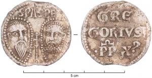 BUL-9079 - Bulle pontificaleplombTPQ : 1271 - TAQ : 1276Disque épais en plomb, perforé pour le passage de rubans, et frappé au nom du pape émetteur : sur une face, les têtes schématisées de Pierre et Paul ; au revers : GRE / GORIVS / PP.X (Grégoire X, O.Cist., pape de 1271 à 1276).