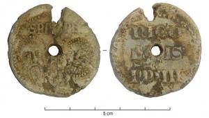 BUL-9086 - Bulle pontificaleplombTPQ : 1288 - TAQ : 1292Disque épais en plomb, perforé pour le passage de rubans, et frappé au nom du pape émetteur : sur une face, les têtes schématisées de Pierre et Paul, SPA - SPE ; au revers : NICO / LAVS / PP.IIII (Nicolas IV, O.F.M., pape de 1288 à 1292).