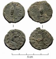 BUL-9115 - Bullle : ChorgesplombTPQ : 1300 - TAQ : 1350Bulle circulaire moulée: Av/ BVLLA COMMVNIS, buste de l'archevêque de face, coiffé de la mitre ornée de deux quitenfeuilles, avec à gauche une petite crosse ; Rv/ CVRIE CATVRICARVM, dauphin tourné à gauche.
