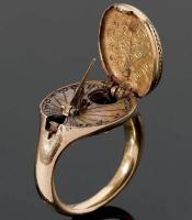 CAS-8002 - Bague cadran solaireorBague dont le chaton articulé dissimule un cadran solaire miniature.