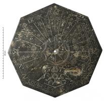 CAS-9010 - Cadran solairepierreCadran solaire octogonal, gravé et sculpté en réserve. Au centre, rosace conduisant à des inscriptions (textes et chiffres) ; décor de deux personnages en adoration devant un ostensoir, monogramme RC en bordure. Inscriptions NOR, SVD, LEST et LOUEST ;  LOUEZ. LE . SACRE . COEURS. DE . IESUS . AU . TRES . SAINT . SACREMENT . DE . LAUTEL .