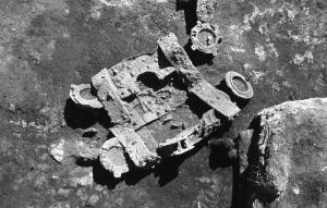 CAT-3001 - Armature de catapultefer, bronzeEléments de structure d'une catapulte à deux ressorts, chacun monté sur un cadre équipé de terminaisons ajustable (modioli) à l'aide de perforations bloquées par des clavettes, les ressorts proprement dit en tendons d'animaux passant sur des barres transversales sur ces terminaisons..