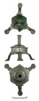 CDL-4009 - CandélabrebronzeObjet moulé en forme de boîte hexagonale, comportant trois pieds de félin et surmontée d'un tube creux terminé par un épaulement. Les surface extérieures sont étamées.