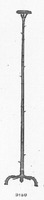 CDL-4013 - Candélabre tripodebronzeCandélabre en bronze comportant un trépied et une longue hampe terminée par un socle. Le trépied et la hampe portent un décor végétal stylisé : bourgeons, feuilles rebiquant ou longues feuilles à l'intersection de ces deux parties. Les pieds sont terminés par des sabots.