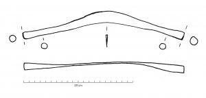 CEB-4002 - Couteau à ébourrerferOutil composé d'une lame courbe, le dos et le tranchant ne sont pas toujours parallèles; présence de d'une poignée de section circulaire se développant latéralement à chaque extrémité de la lame. 