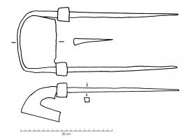 CEB-4004 - Couteau à décharner ou à ébourrerferOutil à lame robuste, peu large mais très haute et prolongée de chaque côté par une longue soie fine avec virole, orientée à environ 40° par rapport au tranchant ; manches plus ou moins parallèles.