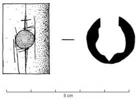 CHA-4001 - Charnière tubulaireosElément de charnière tubulaire composite, constitué d'éléments tubulaires tournés dans un os long de ruminant, et percés transversalement pour le passage d'une cheville reliant la charnière à ses deux supports (battant et dormant); l'élément complet comprend le tube en os, une âme en bois avec ses cales et une cheville transversale également en bois. Forme simple, sans filets latéraux, à une seule perforation.