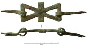 CHA-4104 - Charnière en queue d'aronde à cramponsbronzeJonction en forme de queue d'aronde, ajourée, avec une barrette transversale; les extrémités opposées sont équipées de longs crampons de fixation.