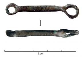 CHE-9001 - Maillon de chaînettebronzePlaque coulée avec, à chaque extrémité, un petit anneau ouvert qu'on referme par écrasement.