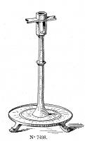 CHL-6005 - ChandelierbronzeChandelier posé sur un support bas, tripode, avec une hampe rivetée, au profil légèrement concave jusqu'à la bobèche destinée à recevoir une bougie, qui est parfois accotée d'ailettes latérales.