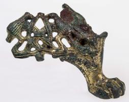 CHL-6009 - Chandelier à piètement triangulaire animalierbronze doréChandelier bas, posé sur un trépied massif, dont les trois pieds se rejoignant offrent une large surface à un décor animalier, sculpté et ajouré. 
