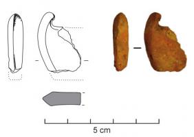 CHT-1002 - Chenet en terre cuite argileCroissant-chenet en terre cuite comportant une extrémité en forme de corne.