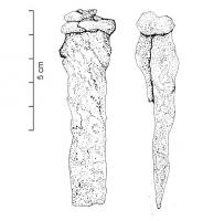 CIS-5001 - Ciseau ou burinferTPQ : 500 - TAQ : 800Outil massif et court, de section rectangulaire, à tranchant rectiligne à double biseau et montrant des traces de percussion directe sur la tête. 