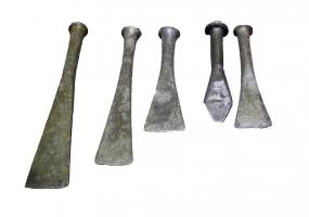 CIS-9001 - Ciseau à calfaterferTPQ : 1600 - TAQ : 1850Ciseau métallique en forme de burin avec une tête de frappe et un tranchant pas ou peu affuté pouvant avoir plusieurs formes : rectiligne, concave ou triangulaire. 
