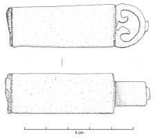 CLE-4013 - Clé à translationbronze, ferTPQ : 1 - TAQ : 300Manche allongé, de section quadrangulaire et lisse, surmonté d'un anneau plat en D, avec crosses repliées vers l'intérieur et parfois un bouton sommital ; coulé sur la tige et le panneton en fer.