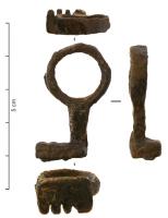 CLE-4141 - Clé à translationferTPQ : 1 - TAQ : 500Petite clé à translation, simple anneau (de la taille d'un doigt) prolongé par une très courte tige avec des dents projetées latéralement, pour une serrure à translation.