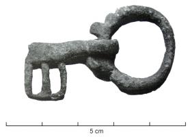 CLE-5004 - Clé articulée à mouvement rotatifbronzeTPQ : 500 - TAQ : 700Petite clé constituée d'une tige perforée, à extrémité prolongée latéralement par un panneton ajouré ou encoché; l'extrémité proximale et formée d'un anneau qui pivote dans la tige percée.