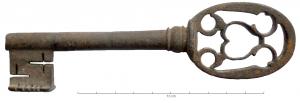 CLE-9025 - Clé à rotationferTPQ : 1600 - TAQ : 1650Clé à tige de section ronde, panneton massif et découpé; le sommet de la tige est marqué par une moulure précédant une tête de forme ovale, finement découpée dans le style Louis XIV.