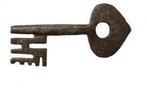 CLE-9038 - Clé à mouvement rotatifferTPQ : 1475 - TAQ : 1600Cle forgée, à tige pleine, panneton latéral à dentelures complexes; tête cordiforme perforée.
