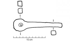 CLR-4002 - CloutièreferCloutière constituée d'une tige de section carrée, prolongée par une tête circulaire plate perforée en son centre.