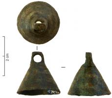 CLT-4003 - ClochettebronzeClochette en bronze, de petite taille et de forme conique, souvent reprise au tour (filets parallèles) ; le battant en fer était fixé au corps de la clochette par un orifice pratiqué près de la suspension. Variante avec anneau de suspension rectangulaire