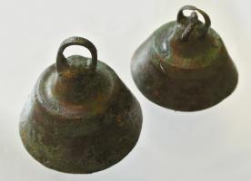 CLT-4017 - Clochettebronze, ferClochette coulée, à paroi rectiligne oblique marquée d'une forte carène au sommet; l'anneau de suspension, assez grêle, émerge d'un mamelon central; battant en fer.