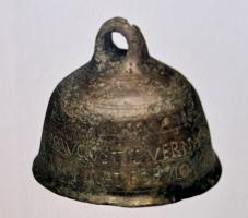 CLT-4021 - ClochettebronzeClochette de petite taille, de forme semi-ovoïde, avec au sommet un mamelon percé sur les côtés pour la suspension du battant.