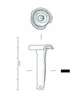 CLV-4015 - Clavette de plaque de serrurebronzeÉlément à tête circulaire en partie tronquée et parcourue de moulures concentriques. En dessous s’insère une tige plate de section quadrangulaire percée d’un trou utile à la fixation de l’objet à son support. Type de clavette utilisé pour la fixation de plaque de serrure, facilitant aussi leur démontage pour entretient.