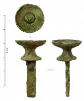 CLV-4020 - ClavettebronzeClavette constituée d'une tige plate, percée à une extrémité, l'autre étant évasée en forme de coupelle à bouton central, séparée de la tige par un disque.
