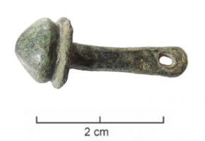 CLV-4021 - ClavettebronzeClavette constituée d'une tige plate, percée à une extrémité, l'autre en forme de cylindre épais, à tranche et sommet moulurés.