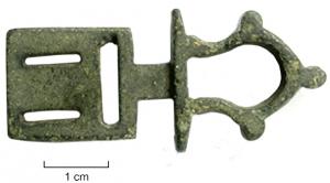 CME-4007 - Clé à platine ajouréebronzeClé à platine et à pertuis : la préhension, qui peut être en forme d'anneau mais le plus souvent de forme élaborée, est placée dans le même plan que la platine dont les ajours forment généralement un dessin complexe.