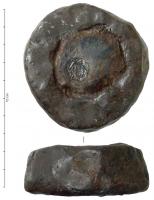 CMN-3003 - Coin monétaire dormantbronze, ferTPQ : -200 - TAQ : -50Masse épaisse en fer, peu élevée et de forme plus ou moins circualire, à bords obliques irréguliers, enserrant un matrice en alliage de cuivre (coin monétaire gravé en creux).