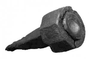 CMN-3005 - Coin monétaire dormantbronze, ferCoin dormant, constitué d'une matrice en bronze insérée dans une enveloppe de fer, dont la partie arrière est effilée comme celle d'une enclume : le dispositif devait prendre place dans un billot de bois.