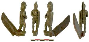 CNF-4014 - Canif : gladiateur (secutor)bronze, ferCanif dont le manche représente un gladiateur debout (secutor), lourdement armé avec son casque à grille caractéristique, son bouclier rectangulaire et ses jambières, l'épée tenue horizontalement, en position d'attaque.