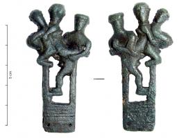 CNF-4035 - Canif : scène érotiquebronze, ferCanif à lame pliante, dont le manche est remplacé par un groupe érotique sur un socle rectangulaire formant un cadre ajouré. L'homme maintient devant lui une femme aux jambes écartées, assise sur les épaules d'un troisième personnage, qui tient peut-être la tête d'un quatrième personnage, dont la posture est peu claire.