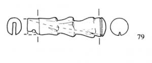 CNF-4039 - Canif : manche à nodositésos, bronze, ferManches cylindriques en forme de tronc ou branche évoquant la massue d'Hercule. Leur extrémité proximale est ornée d’une gorge périmétrale et parfois de deux rainures croisées sur le sommet. L’extrémité distale présente une plage lisse, précédée par un ressaut ou par des moulures annulaires, destinée à recevoir une virole en alliage cuivreux.